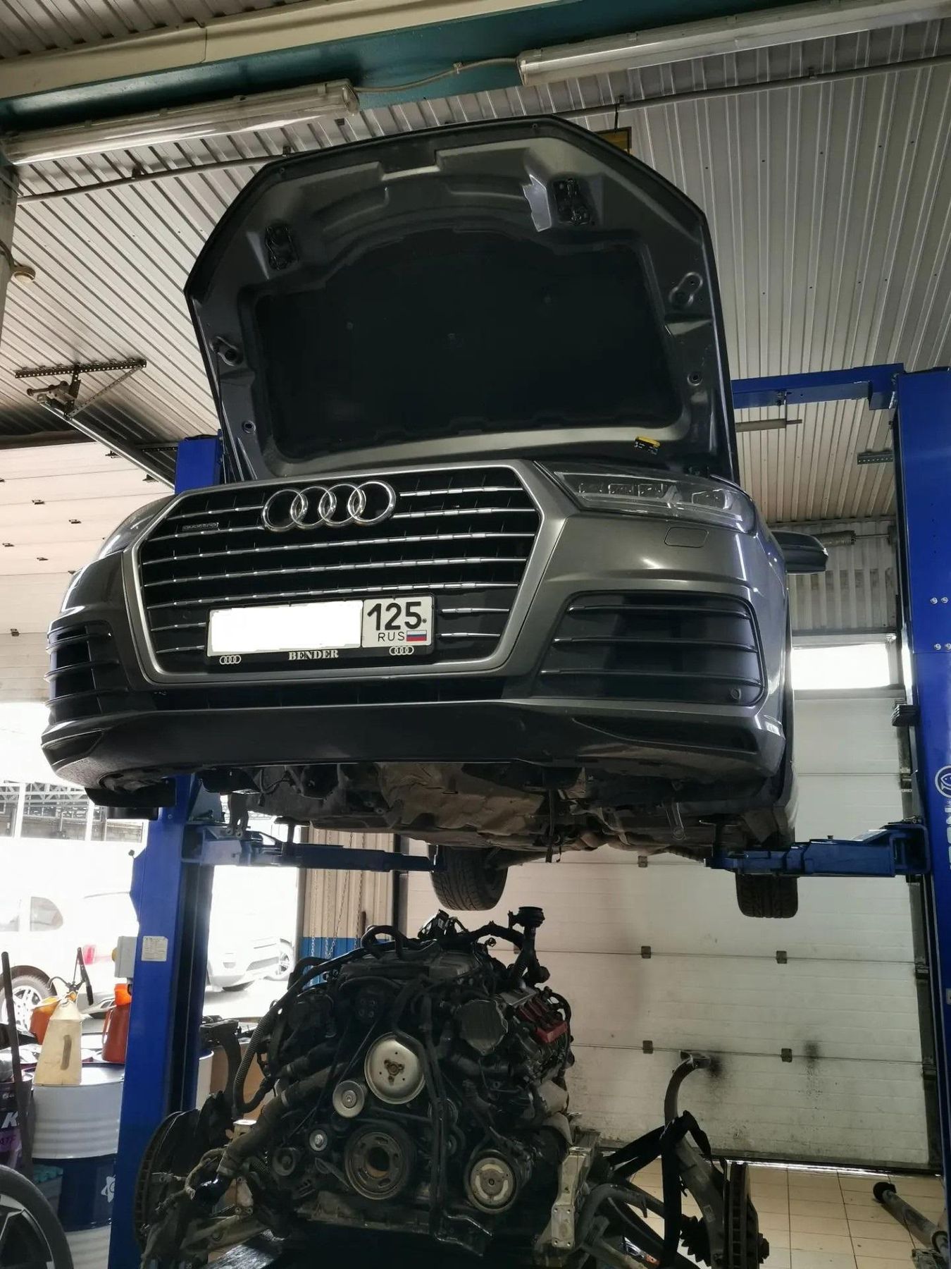 Audi на подъёмнике со снятым двигателем